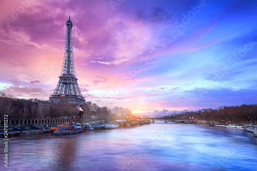 Zmierzch nad wontonem blisko wieży eifla w Paryż, Francja