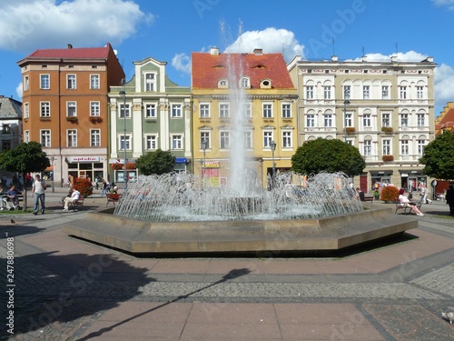 WAŁBRZYCH RYNEK FONTANNA DOLNY ŚLĄSK POLSKA