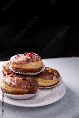 Tradycyjne pączki. Apetyczne słodkie ciastka na kuchennym białym tle