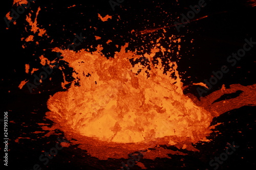 wybuchy gorącej lawy wewnątrz aktywnego wulkanu