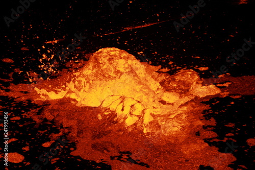 buchająca lawa kotłująca się wewnątrz wulkanu