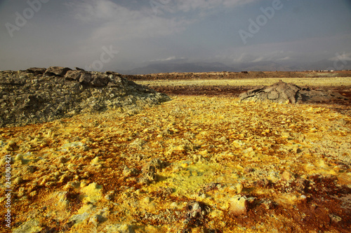  krajobraz pustyni danakilskiej w etiopii z naturalnymi kolorowymi naciekami różnych związków chemicznych 