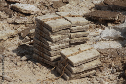 bloki solne wydobywane w kotlinie danakilskiej nad jeziorem asal przygotowane do transportu
