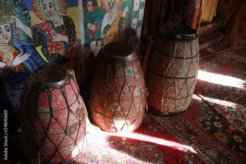 piękne kolorowe bębny w bogato zdobionym starym i zabytkowym ortodoksyjnym kościele w etiopii
