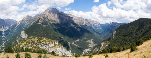 Vistas al valle de Ordesa desde Monte El Cebollar, en Huesca, Pirineos. Ruta a pie por Pirineos