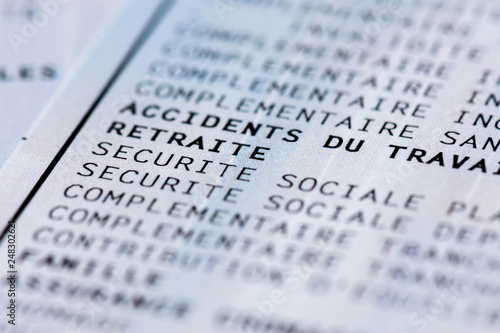 Bulletin de paie français avec cotisations sociales (accidents du travail, retraite, Sécurité sociale). Gros plan