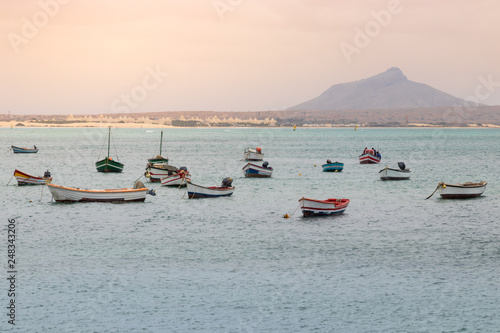 Fischerboote am Hafen von Sal Rei, Boa Vista, Kapverden 