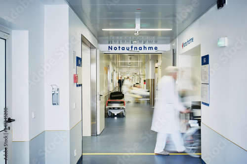 Notaufnahme Eingang Krankenhaus Arzt Rollstuhl