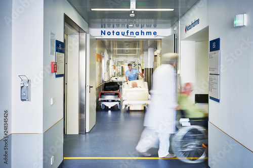 Notaufnahme Krankenhaus Arzt Rollstuhl Patient Eingang