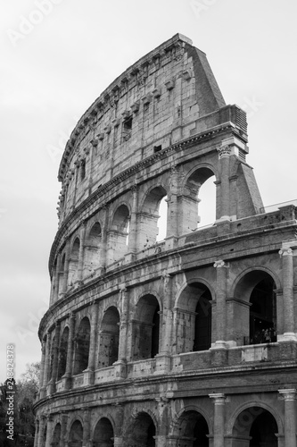 Coliseo romano durante el día. Edición en blanco y negro