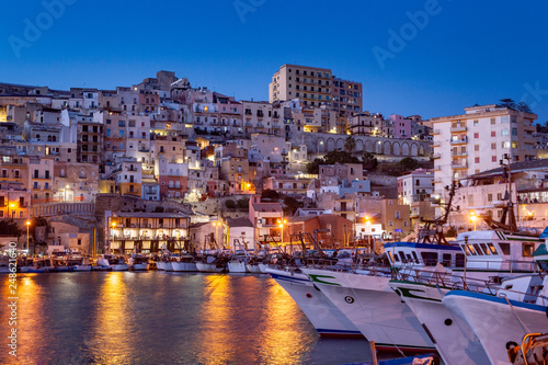 Sciacca e il suo porto di pescatori, Sicilia, Italia