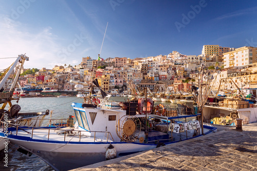 Sciacca e il suo porto di pescatori, Sicilia, Italia