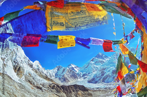 Widok na Mount Everest i Nuptse z buddyjskimi flagami modlitewnymi z Kala Patthar w Parku Narodowym Sagarmatha w Himalajach Nepalu