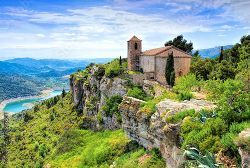 Ansicht der romanischen Kirche von Santa Maria de Siurana in Katalonien, Spanien - View of the Romanesque church of Santa Maria de Siurana in Catalonia