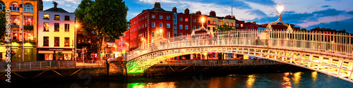 Noc widok sławny iluminujący brzęczenie centu most w Dublin, Irlandia przy zmierzchem