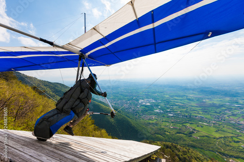 Hang-glider in Mount Grappa