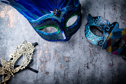 Nowy rok w Wenecji, maska wenecka i szal z piór