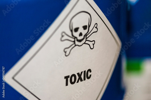 toxic sign skull