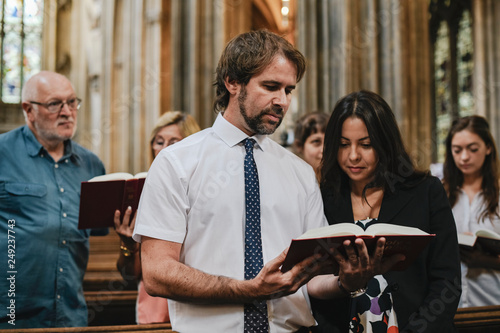 Congregation singing from the psalms