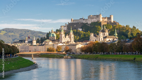Panorama von Salzburg zur blauen Stunde im Herbst, Österreich