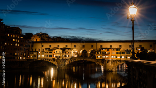 Florencja nocą- most złotników- krajobraz włoskiego miasta