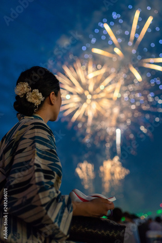 女性と花火