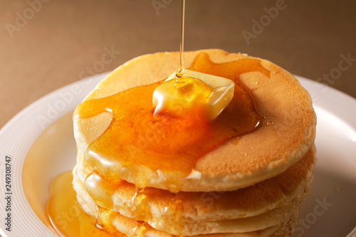 ホットケーキ Pour the honey on pancakes