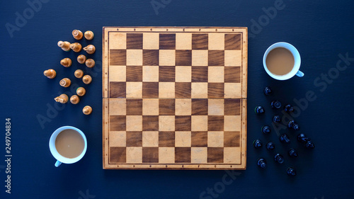Drewniane szachy gotowe do gry na ciemnym tle