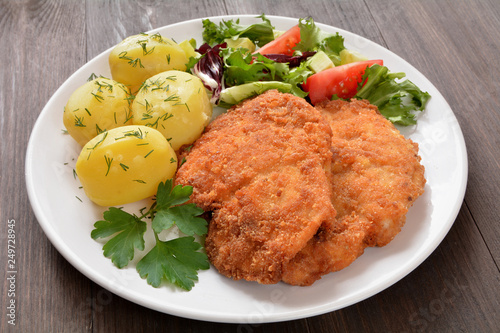 kotlet z ziemniakami i surówką