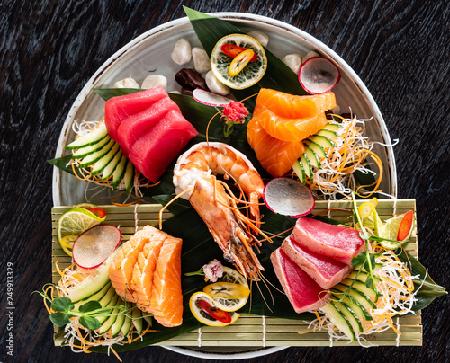 Japońskie jedzenie. duży zestaw sushi i sashimi