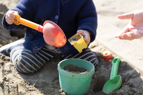 砂場で砂遊びする子供