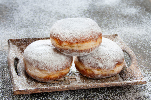 Pączki na drewnianej tacy