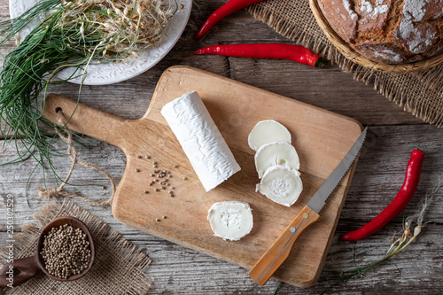 Cutting goat cheese before marinating it with crow garlic