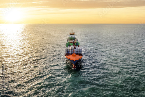 vue aérienne cargo en pleine mer