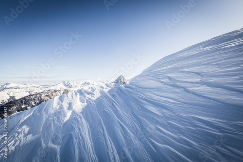 Bergpanorama im Winter mit Ausblick auf die Alpen