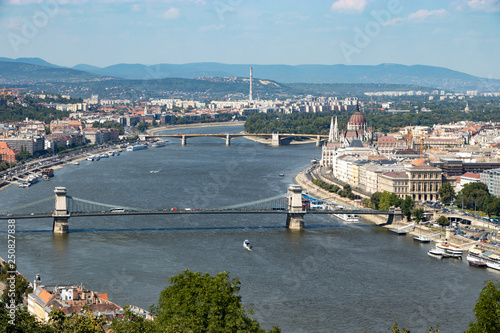 Veduta della città di Budapest, il fiume Danubio con i suoi ponti