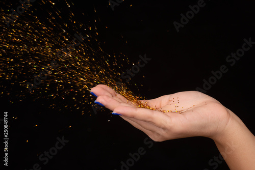 soffio sulla mano con brillantini colorati