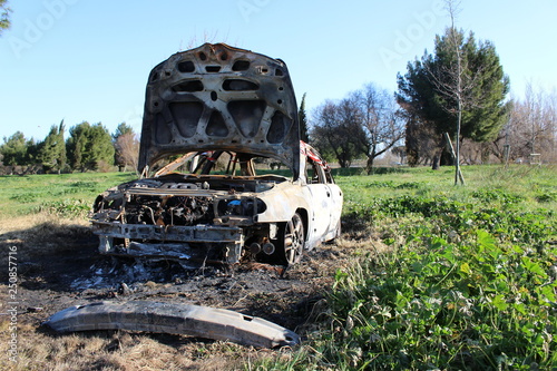 accident de la route : voiture brulee