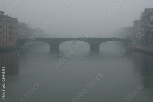 Firenze, Italia, Ponte Santa Trinità. One of the many bridges of Florence