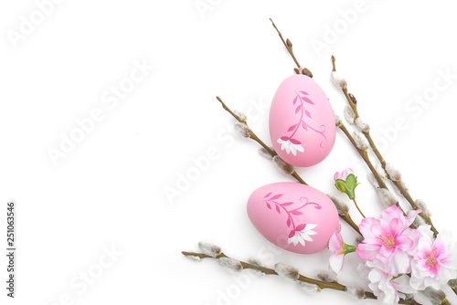 Wielkanoc jajka i ozdoby na białym tle