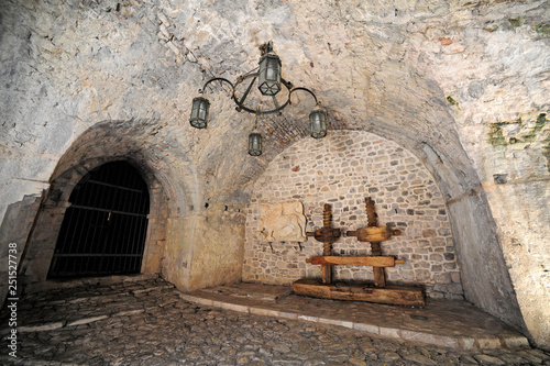 Folterinstrument im Freilichtmuseum der historischen Festung in Stari Bar, Montenegro