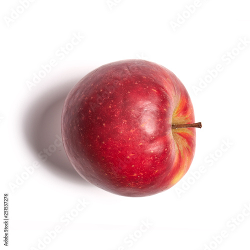 Jabłko w całości i kawałkach na białym tle