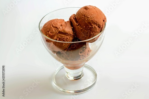 Copa de bolas de helado de chocolate