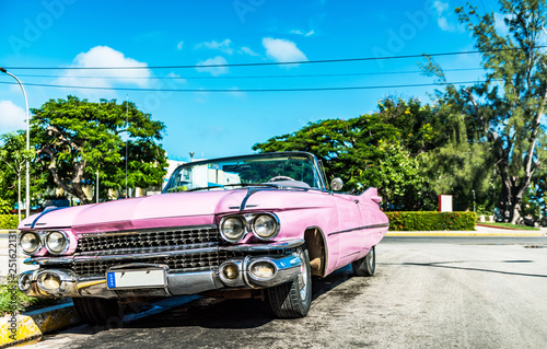 HDR - Amerikanischer pink Cabriolet Oldtimer parkt in der Seitenstrasse in Havanna City Cuba - Serie Kuba Reportage