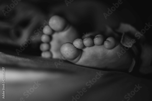 dziecko, stopy, stópki, monochromatycznie, czarno-białe, black&white