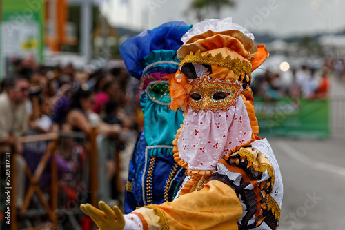 Déguisement et charme à la parade du littoral de Kourou en Guyane française