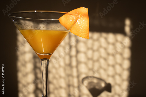 Drink ze skórką pomarańczy w wysokim kieliszku z cieniem