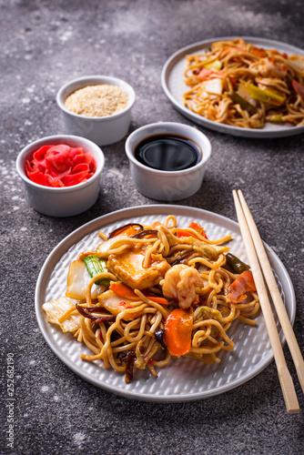 Asian noodles with shrimps and vegetables