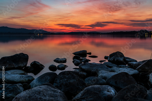 Steine am Seeufer des Bodensees zum Sonnenuntergang 