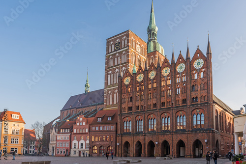 Stralsund – Rathaus mit Schaufassade, dahinter die Nikolaikirche am Alten Markt